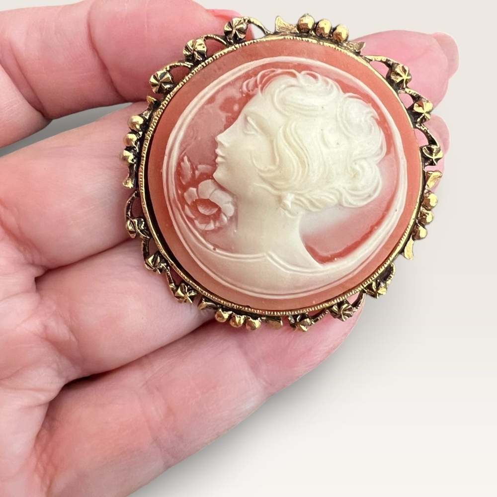 Vintage Cameo Brooch in Gold and Cream